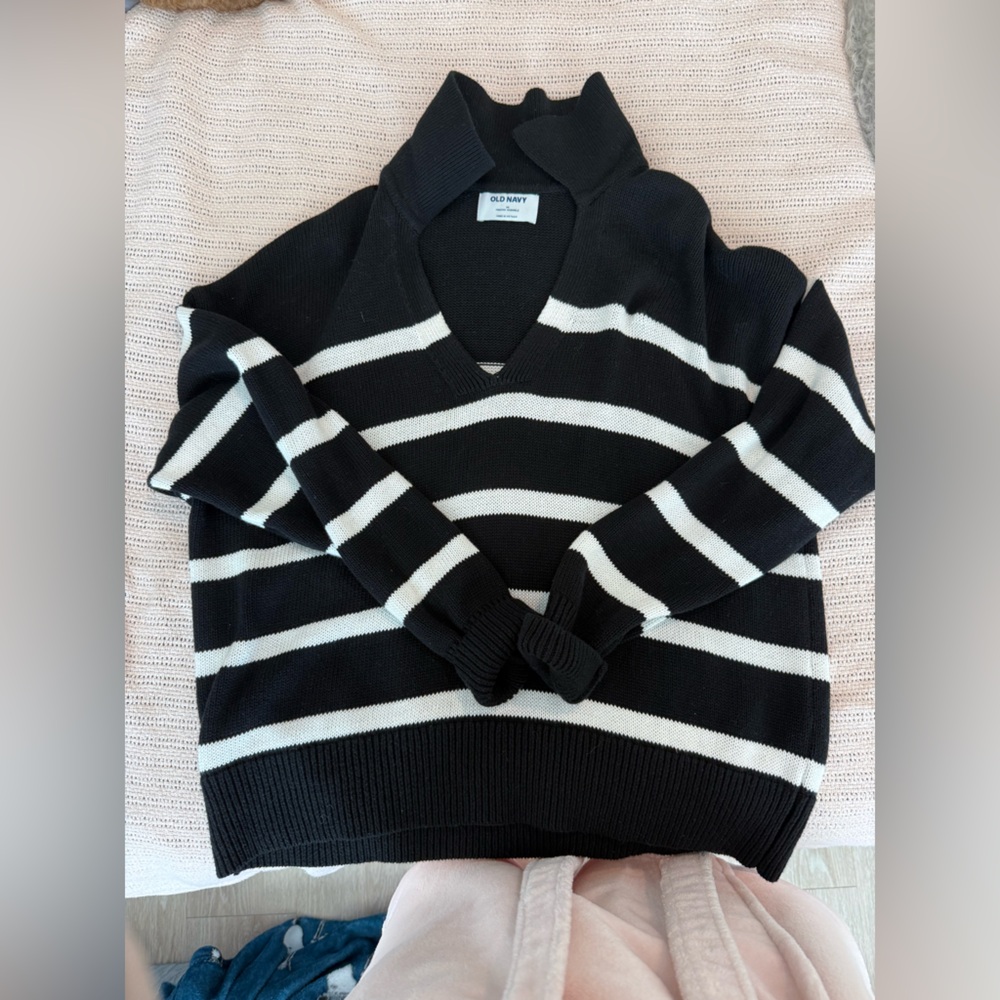 Old Navy Black & White Striped V-Neck Pullover Sweater